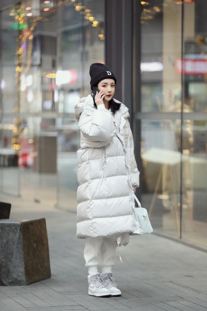 奶黄色短羽绒服穿什么裤子好看,运动羽绒服下面搭配什么裤子时尚
