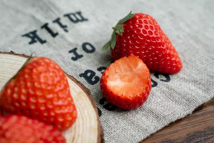 一下子吃了30颗草莓,吃了半斤草莓