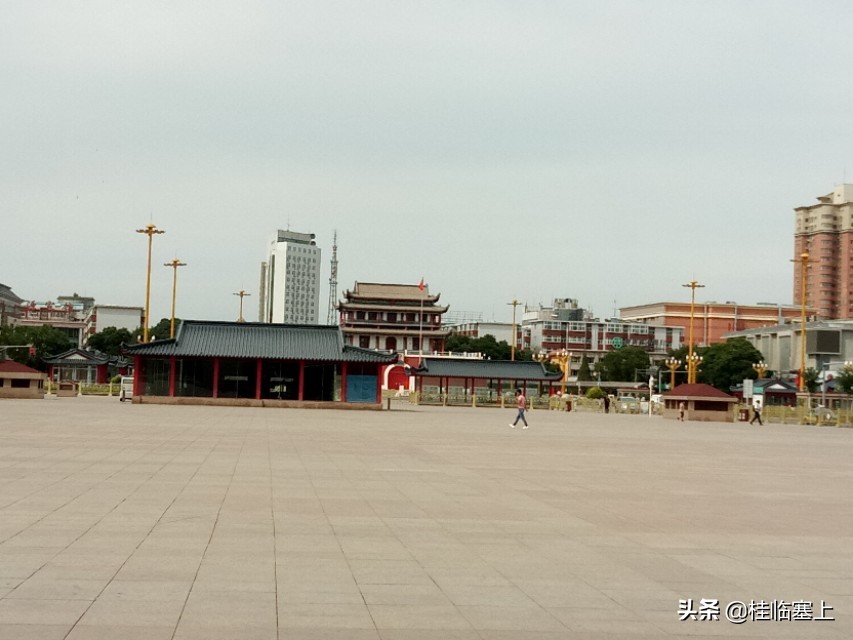 诗兄说：夏雨洗城无人赏-银川南门广场的寂寥，还记得它的喧嚣吗