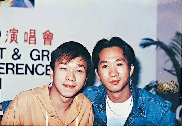 黄家驹葬礼叶世荣图片,黄家驹鼓手叶世荣