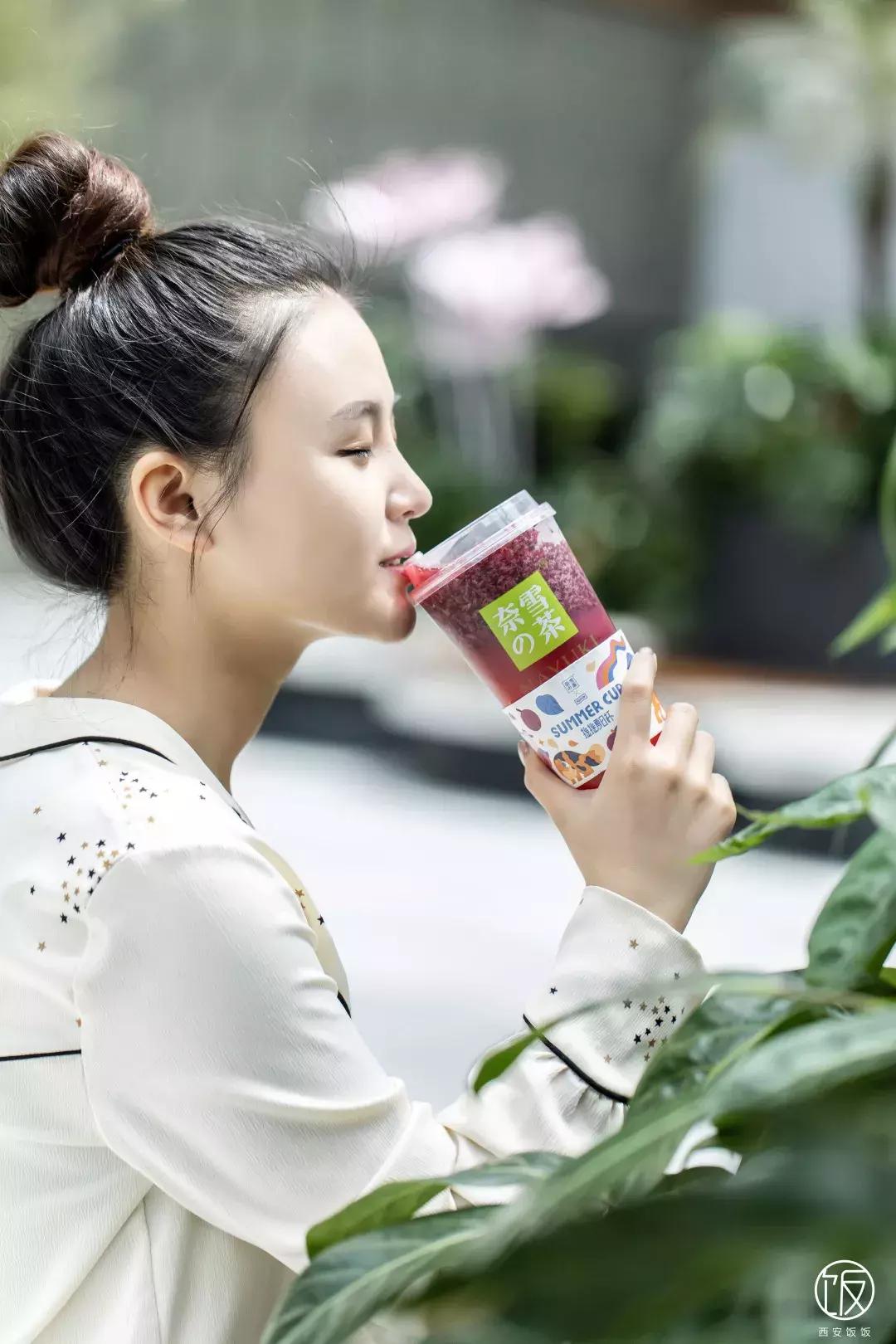 一*爆口**浆的咩咩包来了，今天也是努力营业的奈雪咩！