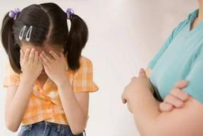 小孩要电话手表家长不给买,小孩子说妈妈要买小天才电话手表