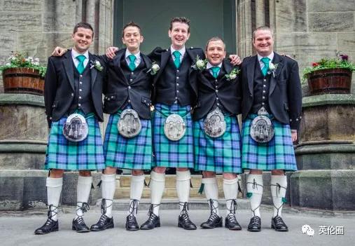 街头斗殴、醉酒裸奔...一大波短裙男子不顾警告涌入伦敦