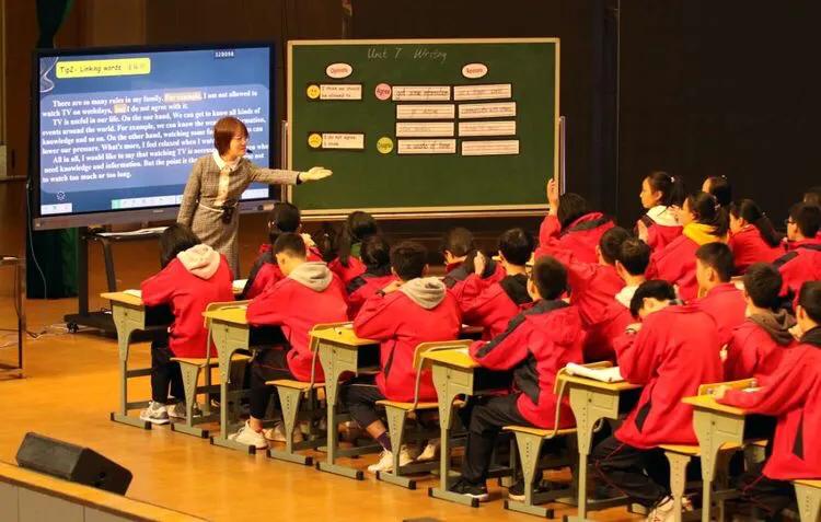 巴陵郡三湘四水英才聚，香樟园高谈阔论红烛燃