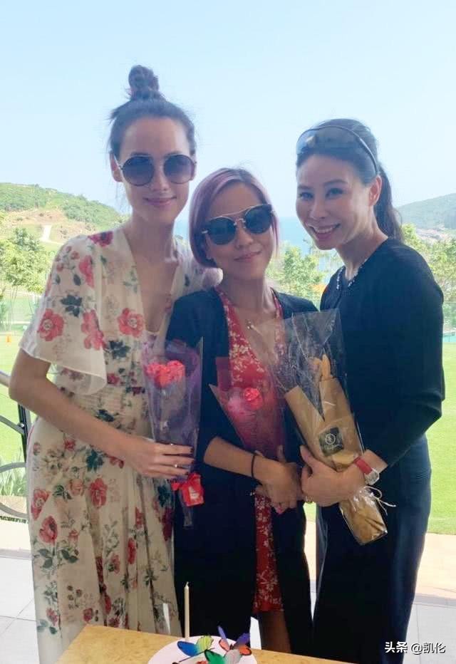 梁洛施马尾背带裙,梁洛施穿短裙子