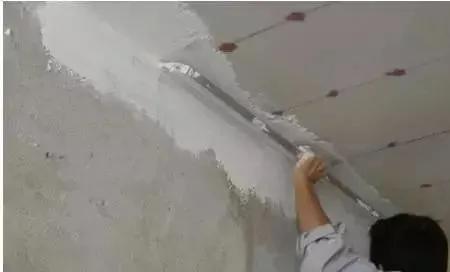 墙面大面积发霉渗水怎么办,墙面潮湿发霉是怎么回事