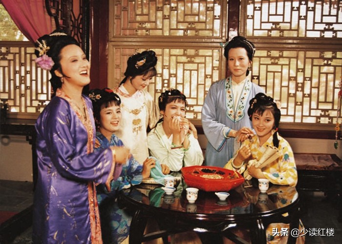 细看红楼梦里贾府女性的日常着装，隐藏了许多被忽略的细节