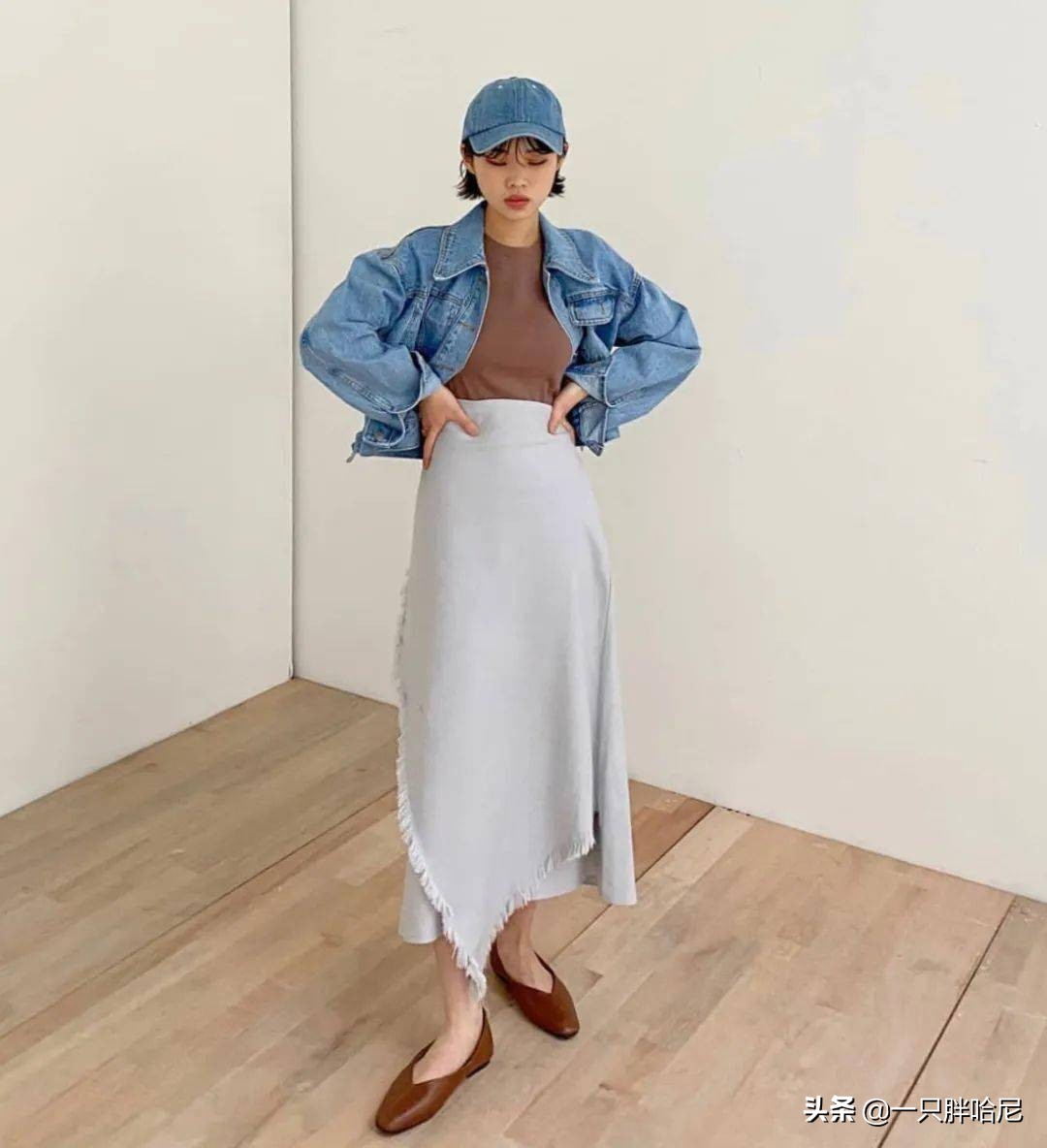 夏天穿鞋不要选这3个“颜色”，容易显脚黑，还不洋气