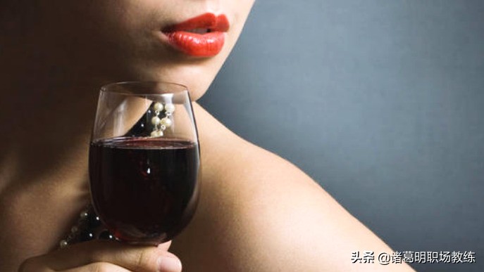 酒后，女上司说喜欢你，你对她也有意思，你敢答应吗？该怎么办？
