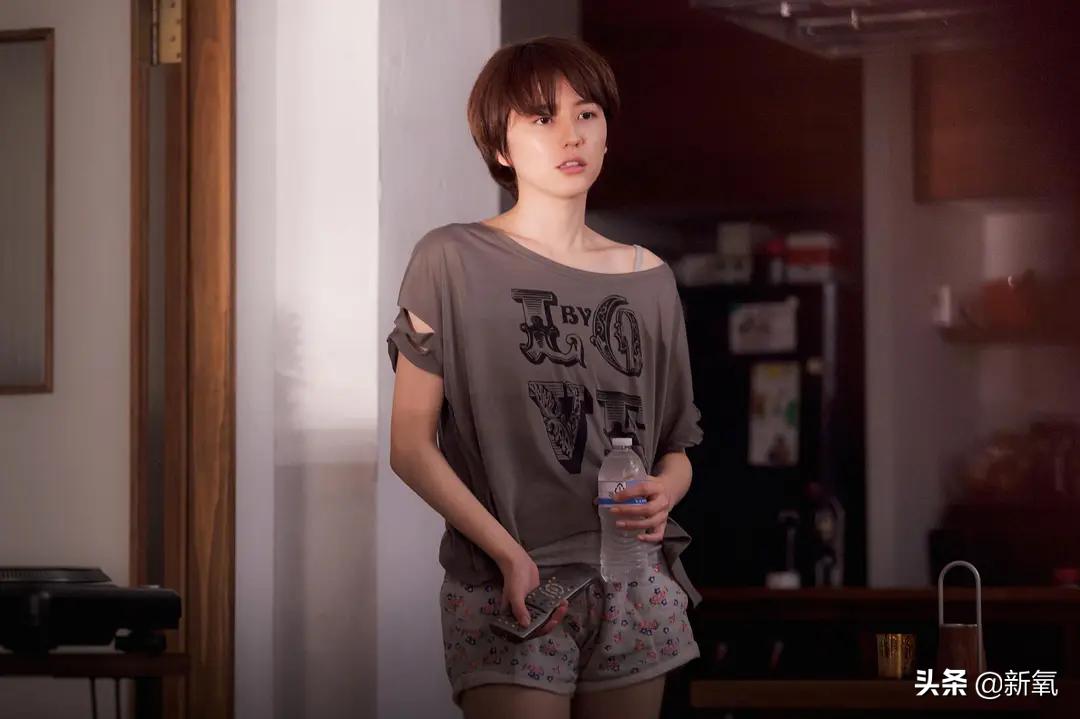 12岁腿长超出相框，因畸形审美被喷到息影，如今纯欲人设全网叫好