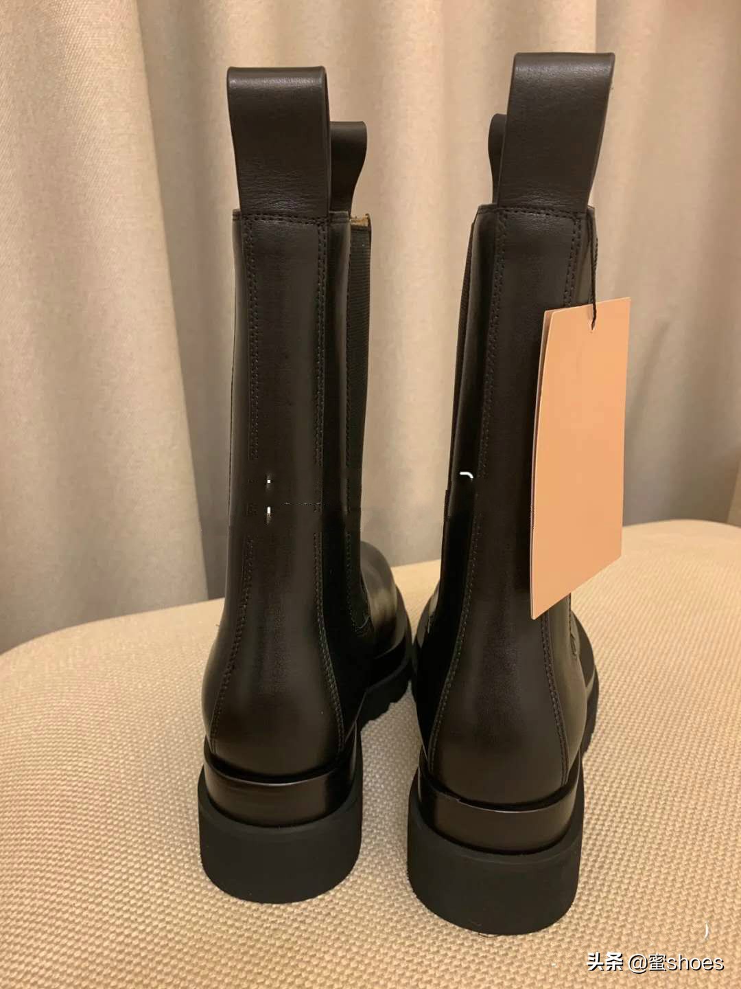 刘雯穿搭全靠小白鞋,刘雯穿的优衣库的绿色衬衣