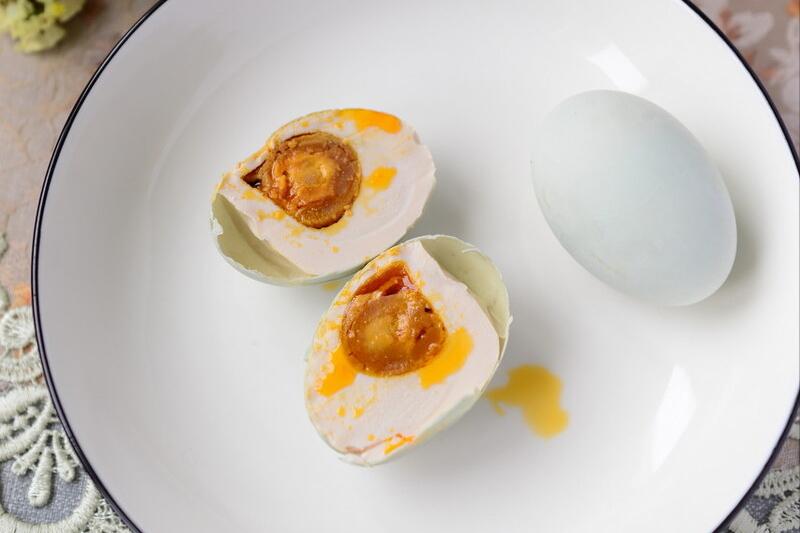 好吃又下饭的咸鸭蛋,教你自己在家腌,个个起沙流油,夏日必备