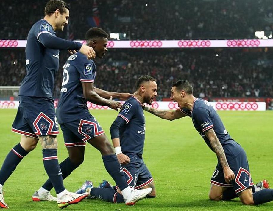 巴黎圣日耳曼内马尔被踢,内马尔在球上绑鞋带被踢