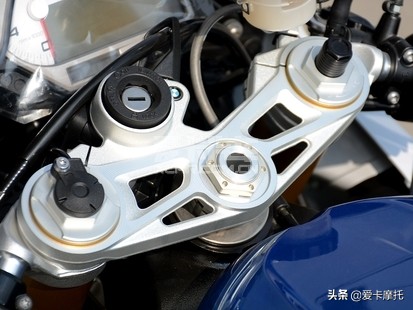 小姐姐骑着粉红色的仿赛摩托车,仿赛摩托车低座推荐