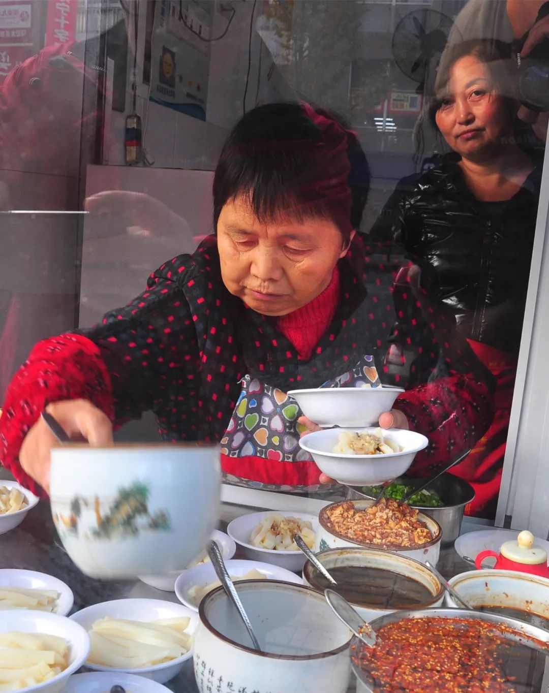 一碗嫩滑鲜香的自贡豆腐脑水粉,还有川北凉粉芽菜包子,至今想念