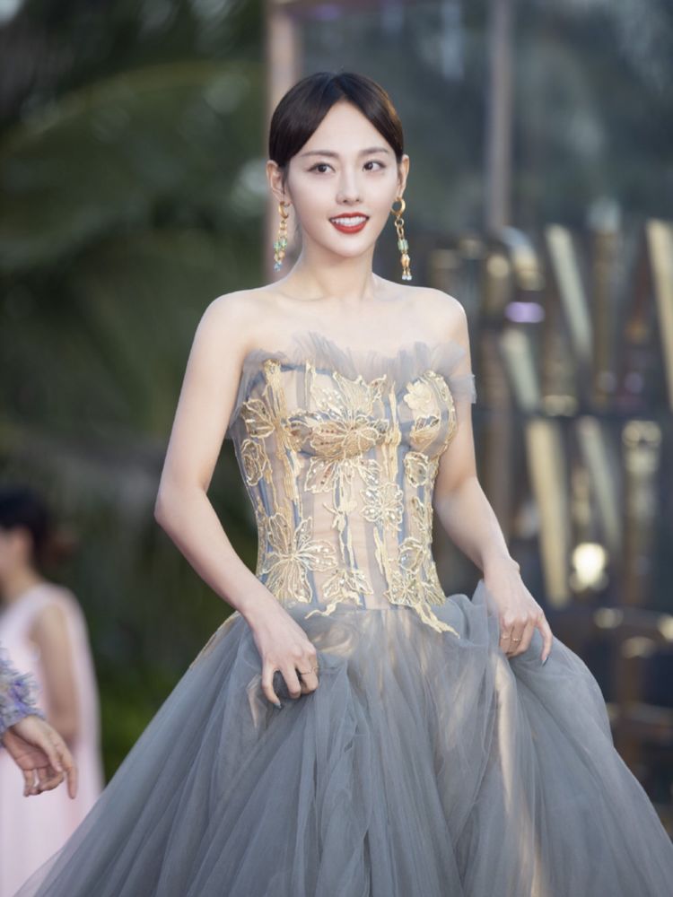 张嘉倪穿婚纱惊艳买超,张嘉倪雾霾灰长裙