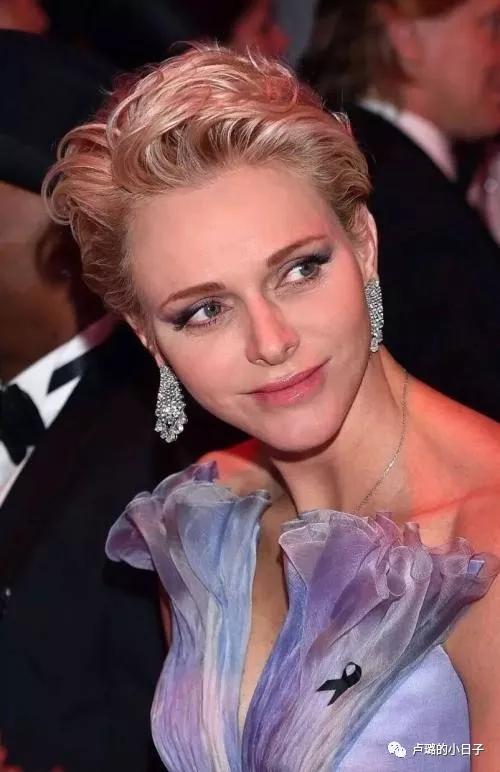 摩纳哥王妃终于精心打扮,摩纳哥最美王妃穿衣搭配