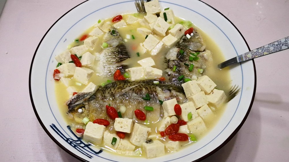 炖鱼去腥只需三种调料,炖鱼去腥的方法