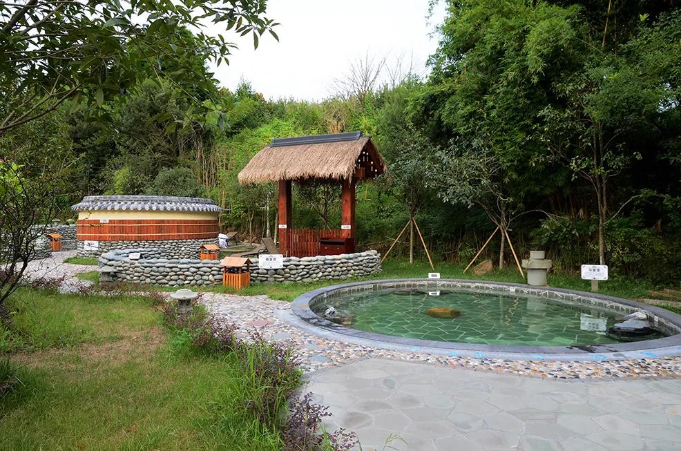 天冷温泉安排图片,温泉天冷要加衣服