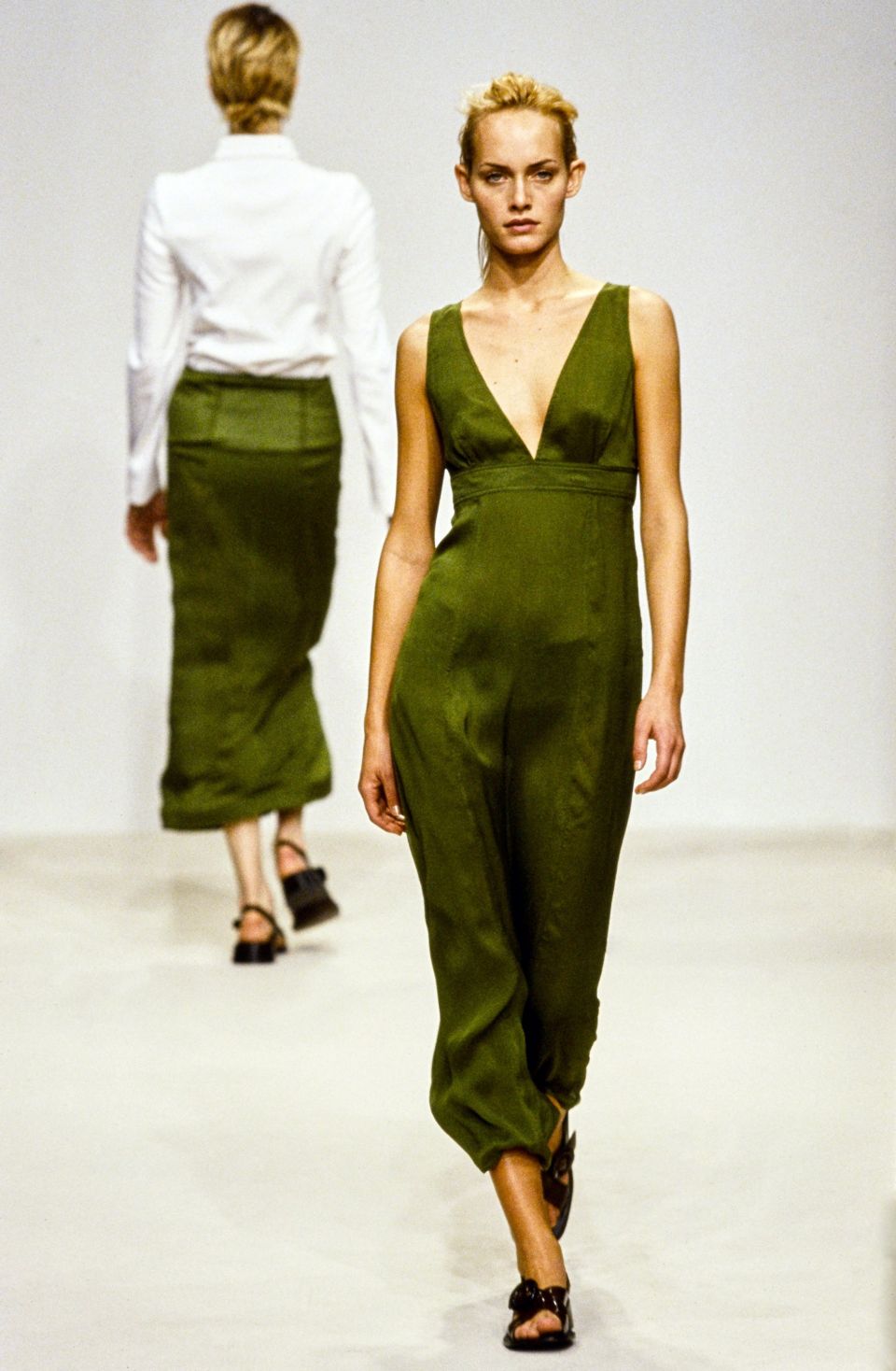 在恳求美丽的90年代不畏惧众人眼光PRADA掀起“丑陋时髦”风潮