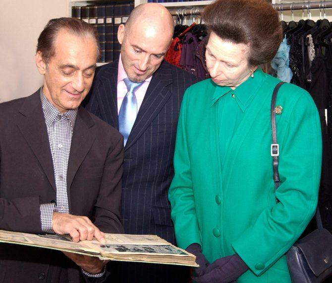 小安妮给玛格丽特公主当伴娘女王问了男裁缝这个搞笑的问题