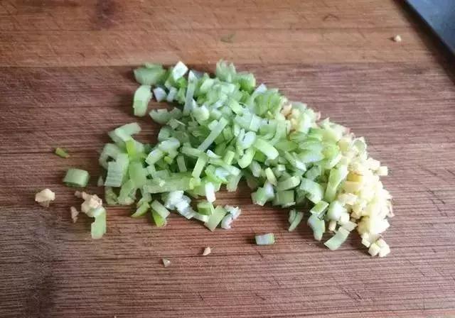 素馅饺子要想好吃有诀窍,各种素馅饺子怎么调馅好吃