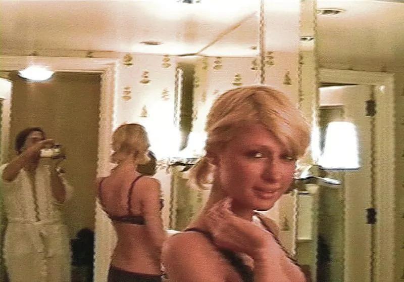 名媛卡戴珊,卡戴珊给希尔顿拎包照片