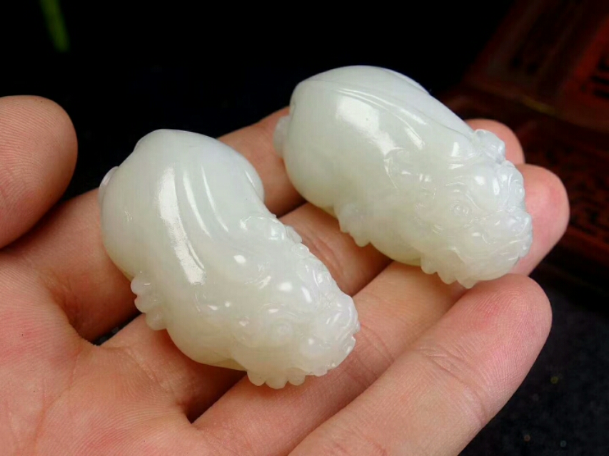 羊脂玉白色还是黑色的价值高,白的和田玉值钱吗