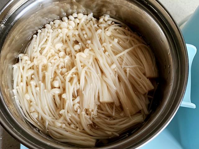 凉拌金针菇的家常做法酸辣美味,香辣金针菇怎么凉拌好吃