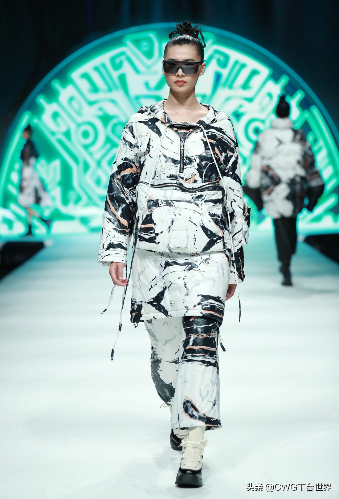 亦帛时尚羽绒服是品牌吗,亦帛时尚2021冬羽绒服发布会