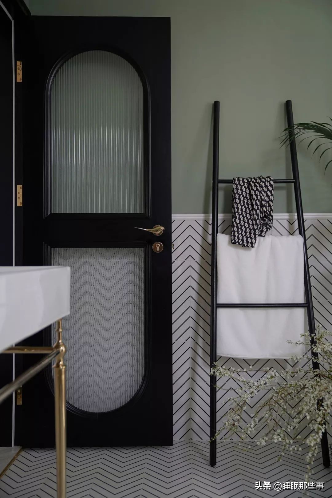 看了一眼她家的绿墙,我觉得我家还可以再抢救一下