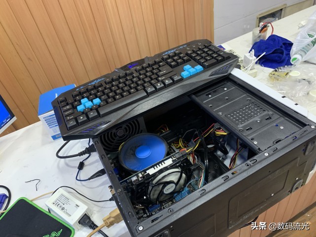 一位妇女过来组装电脑，我的库存货有着落了，果然好人有好报