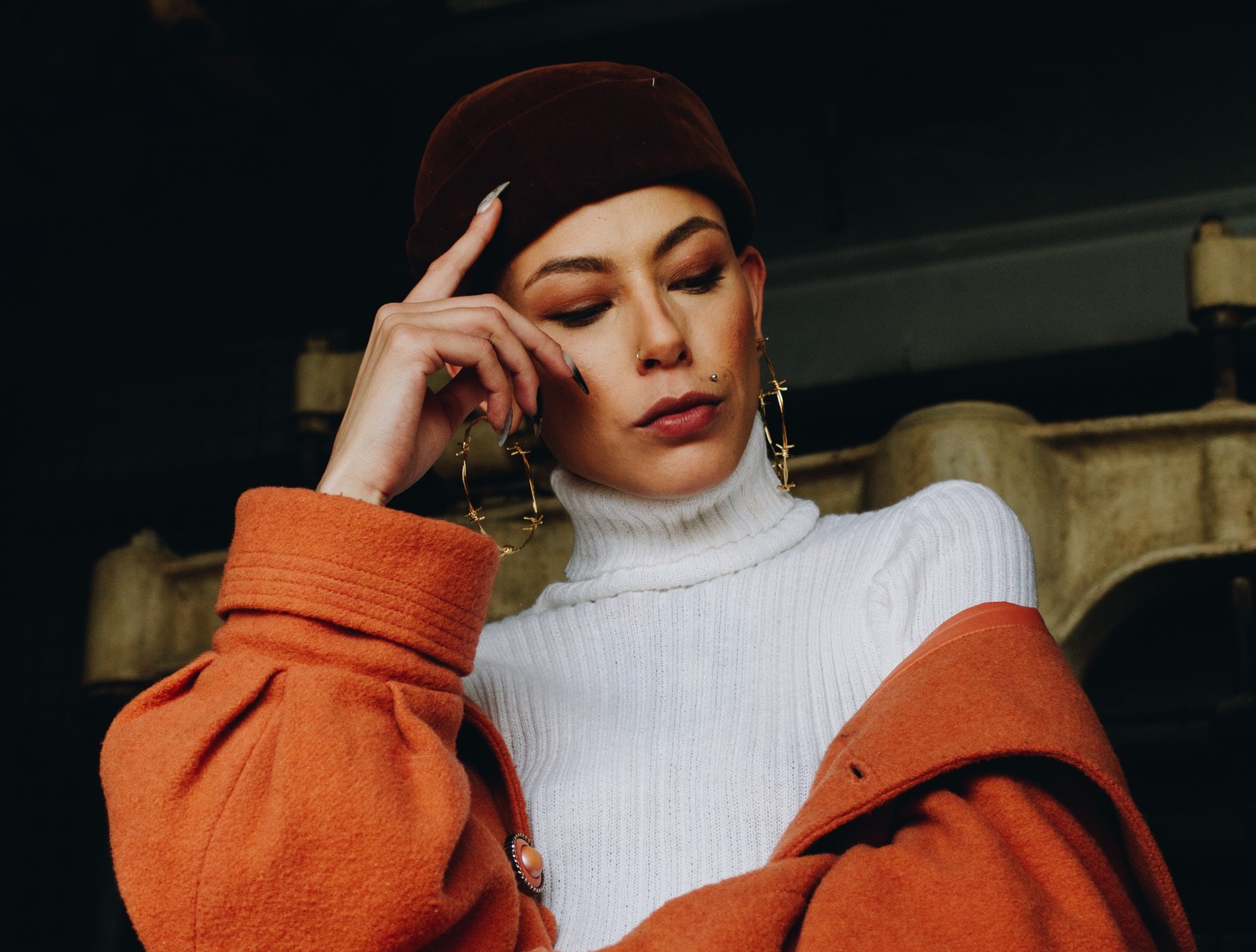 和女人相处，想要成功“搞定”她，不妨对她冷一点