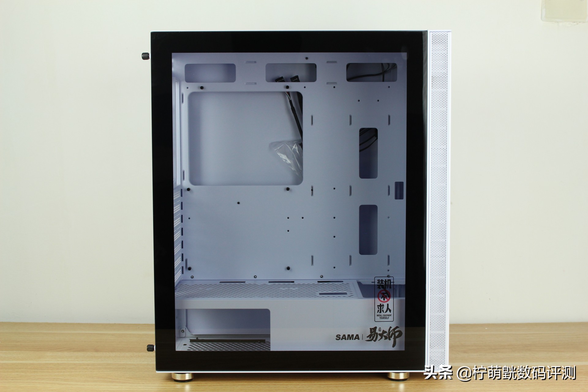 神光侧透不单调,畅快装机不求人易大师神光白色版上机体验