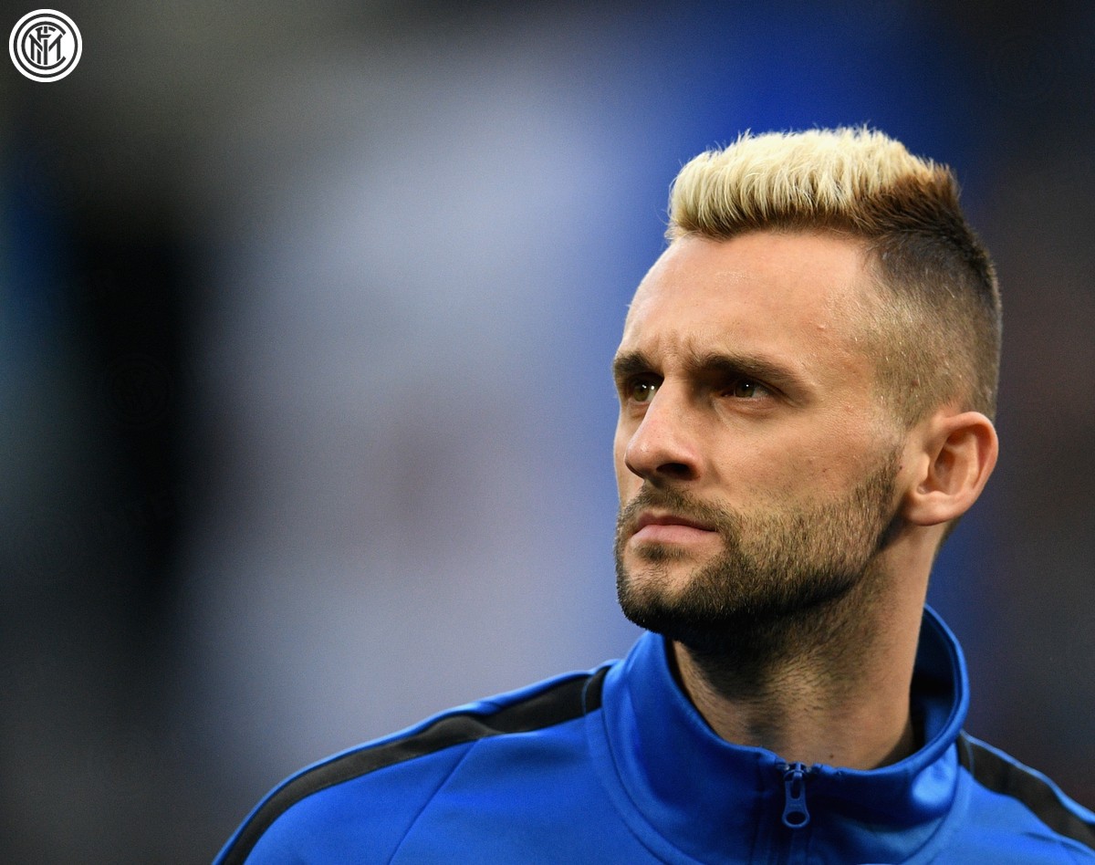 手托下巴、鳄鱼躺，蓝黑中场指挥官在网红路上一去不复返……