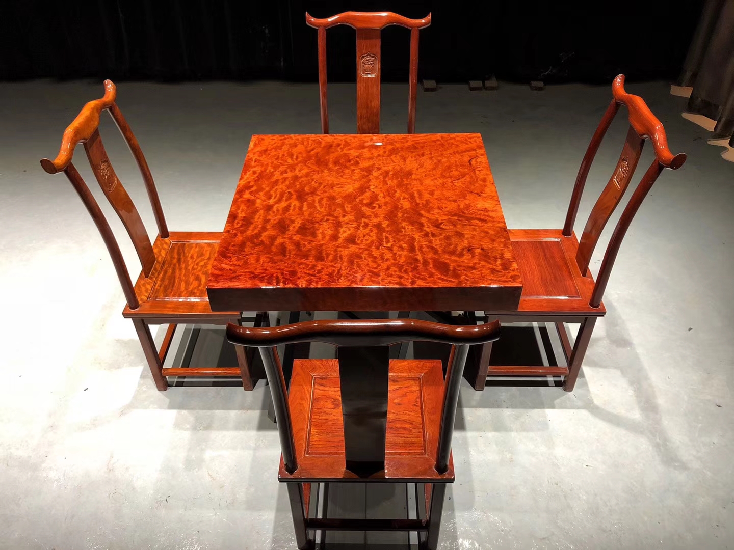 成都土豪50岁娶媳妇，聘礼给70吨，整整5卡车，漂洋过海太浩大