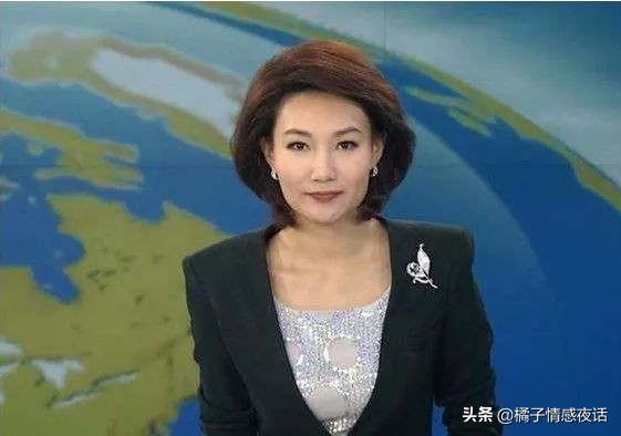 穿短裤，讲段子，劈叉播新闻，他们的“不正经”，你想不到