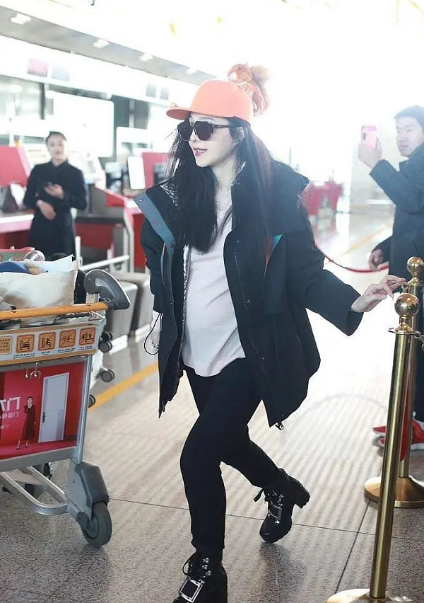 范冰冰久违现身身材发福,范冰冰发福大肚腩