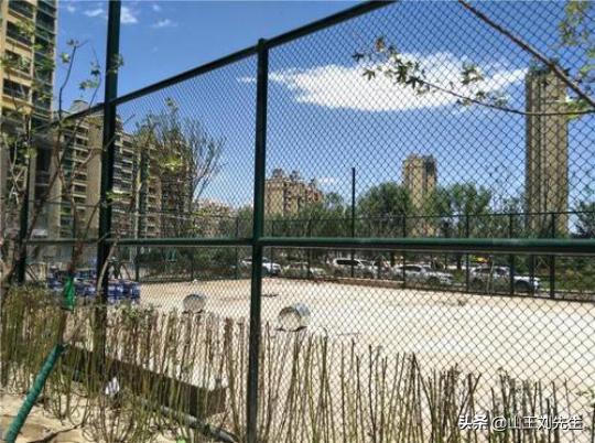 体育场护栏网收费标准,体育场铁丝网围栏价格