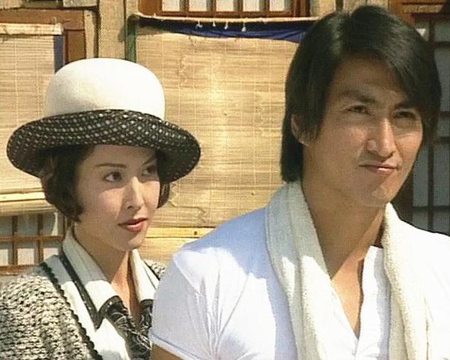 搬尸工逆袭身价过亿，61岁何家劲为初恋守身不婚，路边喝5元糖水