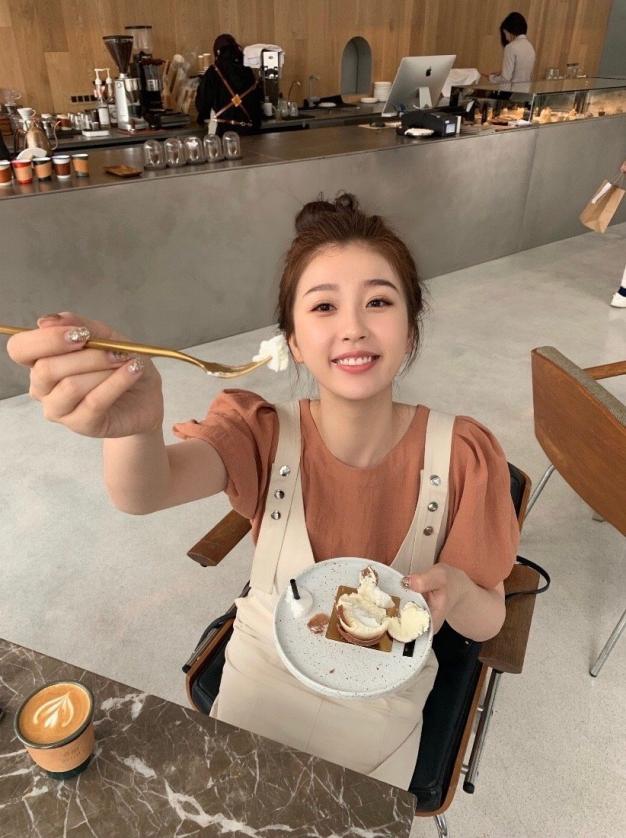 鞠婧祎荷叶边领泡泡袖短款上衣,有一种减龄叫鞠婧祎穿格子衣服