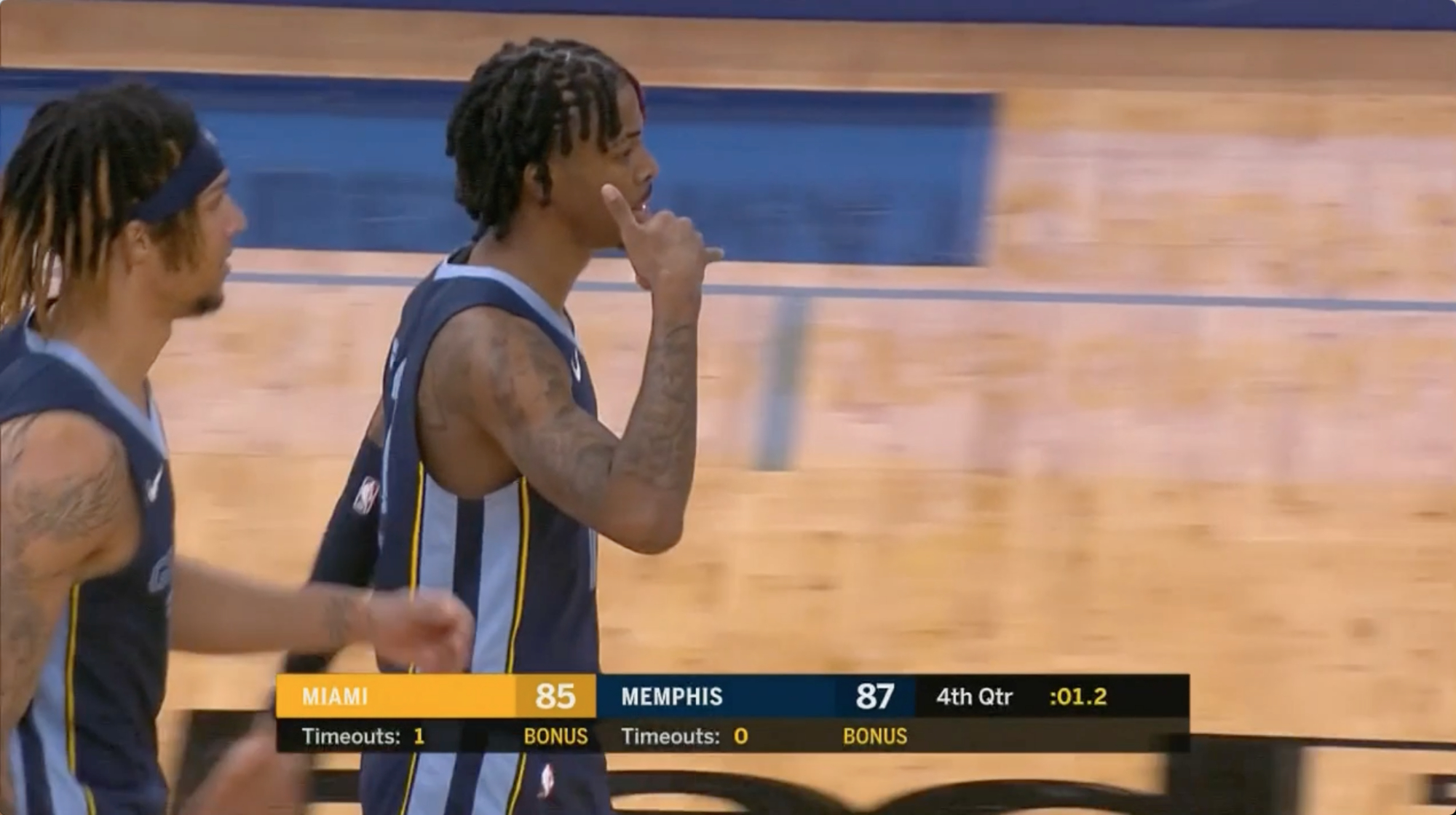 剩8秒战平没暂停且后场发球，主教练做一手势指挥球员完成绝杀