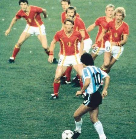 贝利和马拉多纳谁是天下第一,贝利和马拉多纳都是哪个国家的