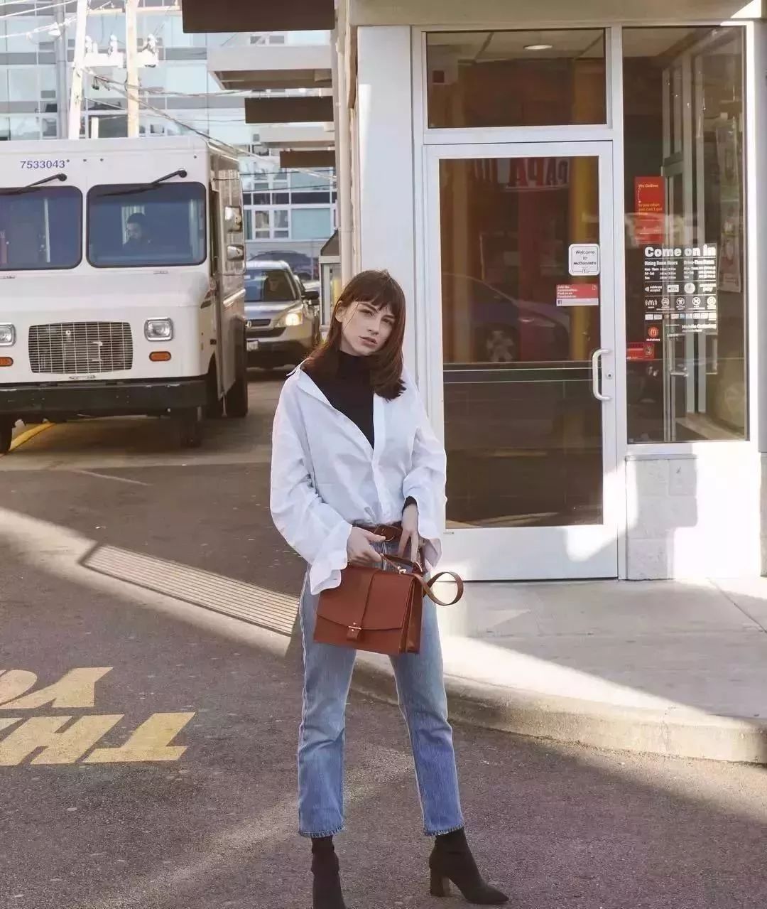 搭靴子穿的裙子秋冬款,裙子靴子秋冬搭配图