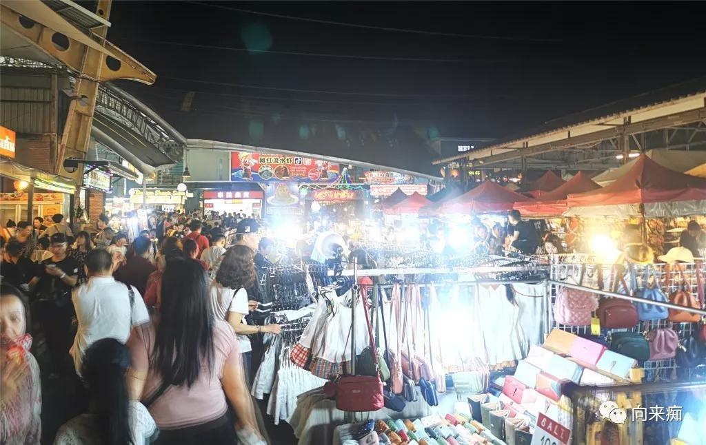 泰国一人行芭提雅跳伞,泰国三人行歌曲