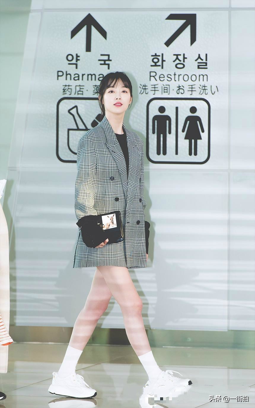 崔雪莉竟然会神奇魔法，沉稳的西服也可以这么时尚？