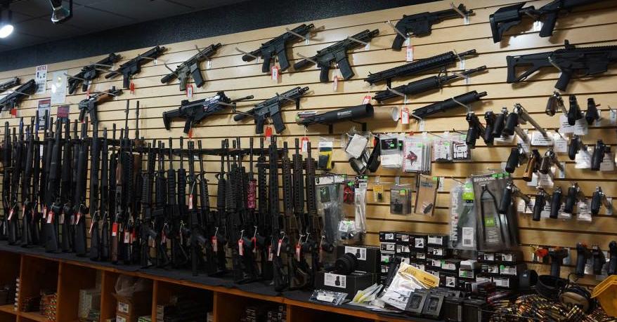 美国枪店门口排长队,美国枪店排队视频