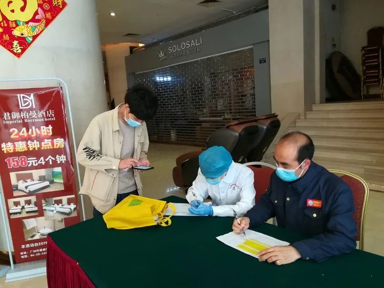 番禺｜“硬核”好家风！大龙街网格员杨伟峰三口之家齐战“疫”