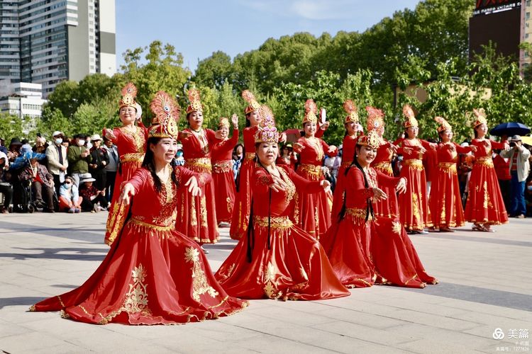 洛阳牡丹广场：*疆新**舞大联欢