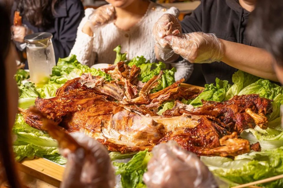 木屋烧烤夏季也有烤全羊吗,木屋烧烤的烤全羊